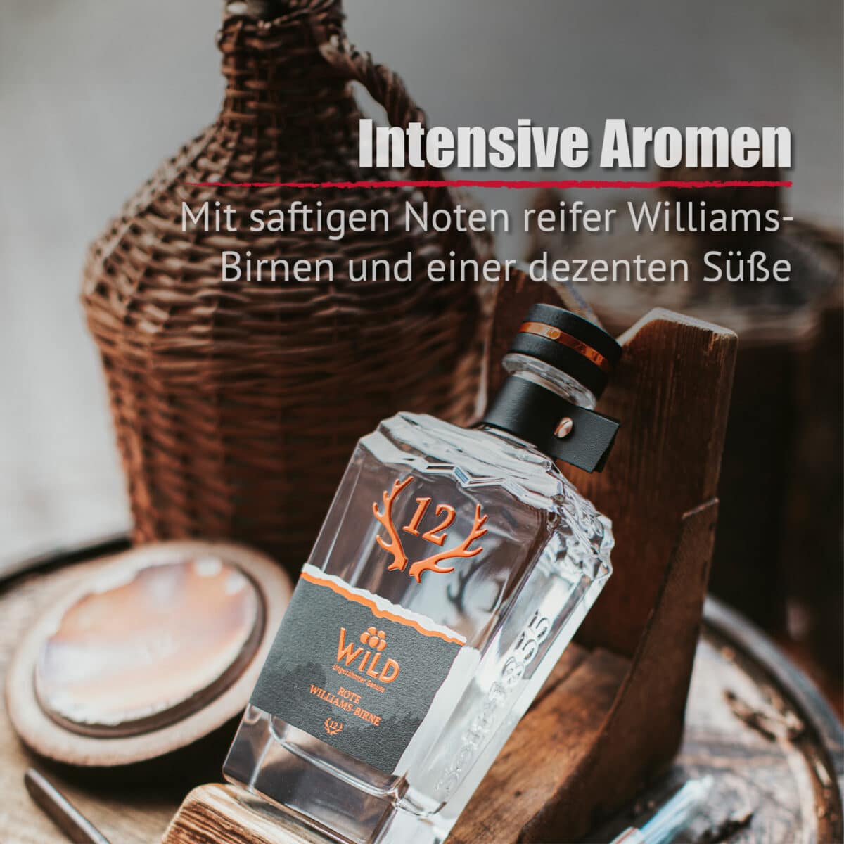 Eine Flasche Rote Williams-Birne steht auf einer Holzplatte neben einem geflochtenen Korb und einem Notizbuch, auf dem ein deutscher Text steht, der das Aroma und den Geschmack der Spirituose beschreibt.
