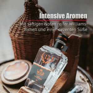 Eine Flasche Rote Williams-Birne steht auf einer Holzplatte neben einem geflochtenen Korb und einem Notizbuch, auf dem ein deutscher Text steht, der das Aroma und den Geschmack der Spirituose beschreibt.