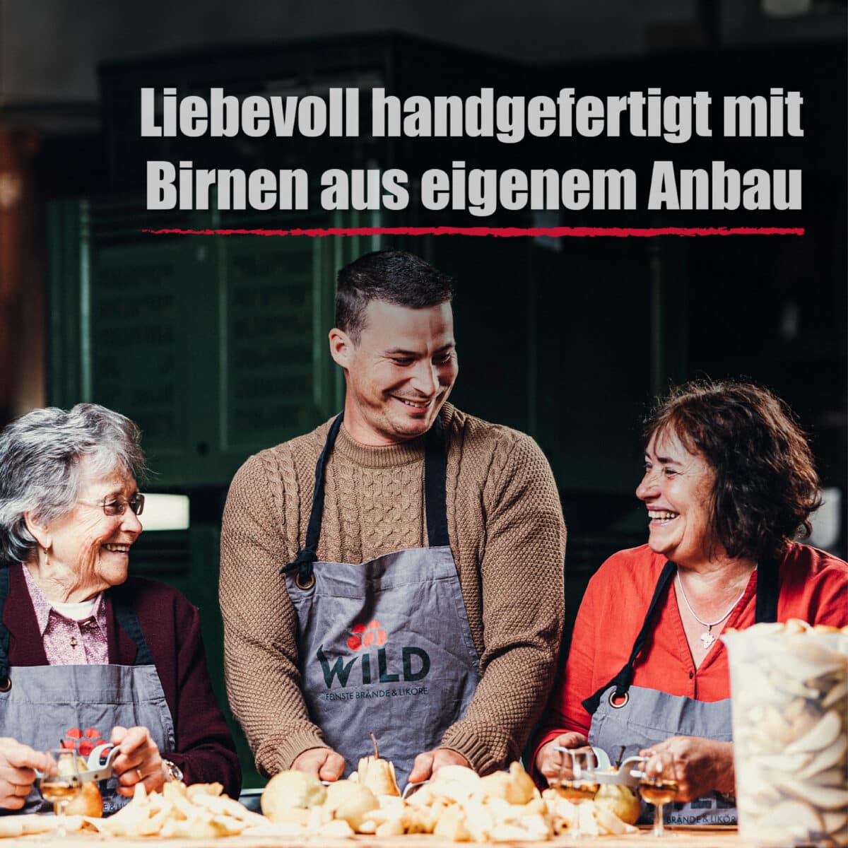 Drei Personen in Schürzen sitzen an einem Tisch und bereiten Birnen zu, lächeln und unterhalten sich. Der Hintergrundtext lautet: Liebevoll handgefertigt mit Birnen aus eigenem Anbau - für unsere Rote Williams-Birne.