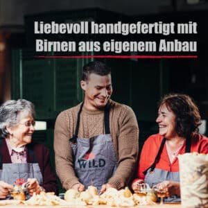 Drei Personen in Schürzen sitzen an einem Tisch und bereiten Birnen zu, lächeln und unterhalten sich. Der Hintergrundtext lautet: Liebevoll handgefertigt mit Birnen aus eigenem Anbau - für unsere Rote Williams-Birne.