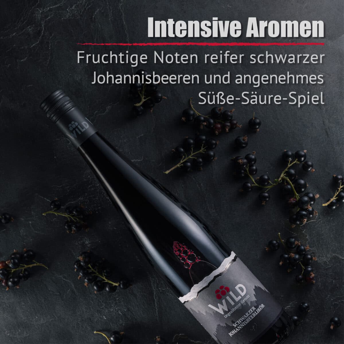 Eine Flasche Schwarzer Johannisbeerlikör ruht auf einer dunklen Oberfläche mit schwarzen Johannisbeeren. Der deutsche Text hebt die fruchtigen Noten der schwarzen Johannisbeeren und den ausgewogenen süß-sauren Geschmack hervor.