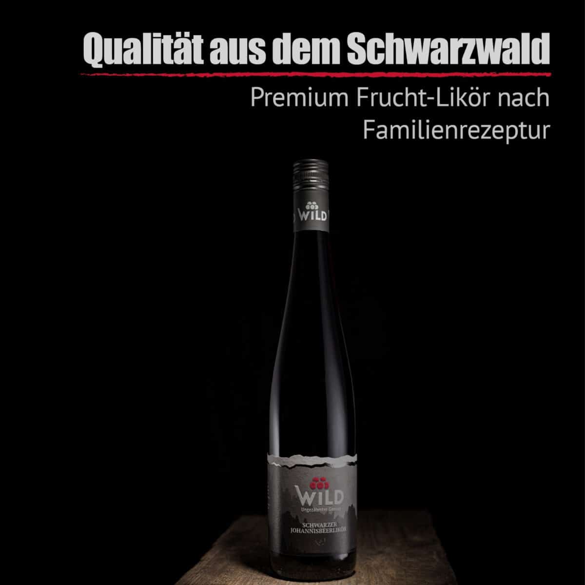 Eine Flasche Schwarzer Johannisbeerlikör steht auf einer hölzernen Fläche vor schwarzem Hintergrund, darüber ein deutscher Text, der das Schwarzwälder Familienrezept und die bekannte Qualität hervorhebt.