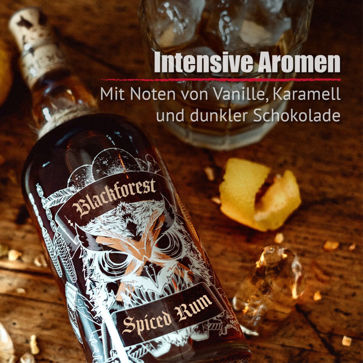 Eine Flasche Blackforest Wild Spiced Rum Barrique ruht auf einer hölzernen Oberfläche neben einem Glas, Orangenschalen und Gewürzen; ein deutscher Text hebt die Geschmacksnoten von Vanille, Karamell und dunkler Schokolade hervor.