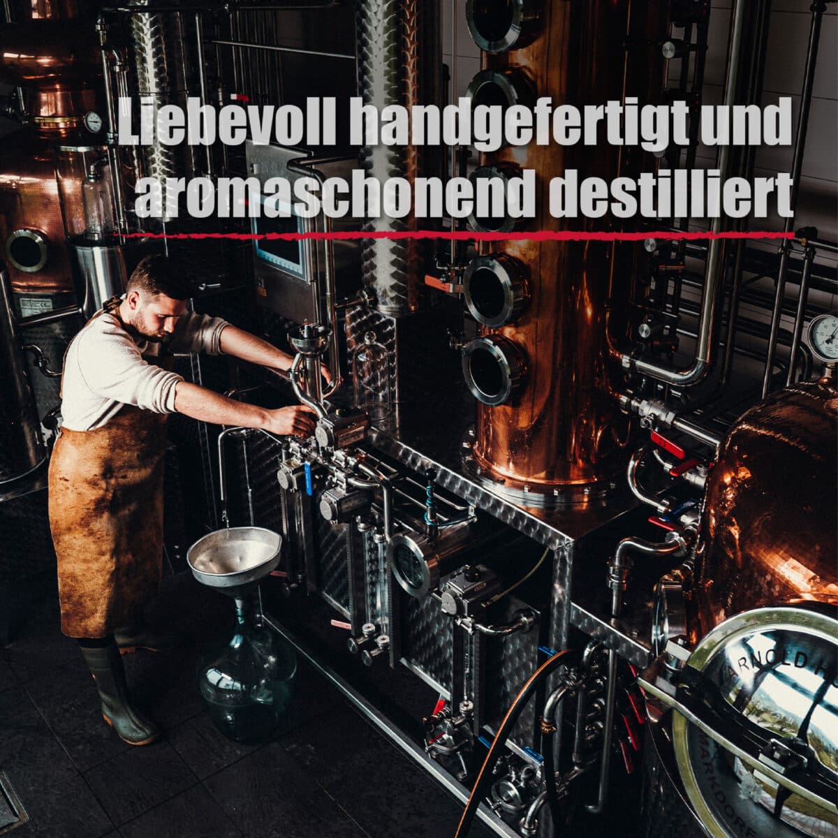 Ein Mann in einer Schürze bedient eine Destillationsmaschine zwischen großen kupfernen Brennblasen und Edelstahlgeräten, mit deutschem Text: "Liebevoll handgefertigt und aromaschonend destilliert." Produkt: Blackforest Wild Spiced Rum Barrique.