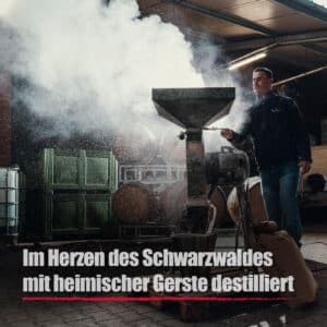 Ein Mann bedient eine staubende Getreidemühle in einer Destillerie, hinter ihm stapeln sich Fässer und Geräte. Das Bild ist mit deutschem Text versehen und wirbt für Blackforest Wild Vodka.
