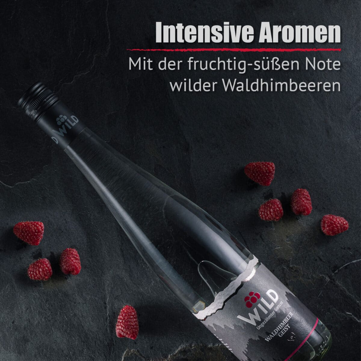 Eine Flasche Waldhimbeergeist ruht auf einer dunklen Fläche mit verstreuten Himbeeren, die das intensive Aroma der Waldhimbeere hervorheben, wie im deutschen Text beschrieben.