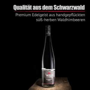 Eine Flasche Waldhimbeergeist steht auf einer hölzernen Oberfläche vor einem schwarzen Hintergrund, mit einem deutschen Text, der ihn als hochwertigen Himbeergeist aus dem Schwarzwald beschreibt.
