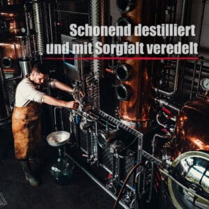 Ein Mann in einer Schürze bedient eine Destillationsanlage in einer industriellen Umgebung, darüber steht der deutsche Text "Schonend destilliert und mit Sorgfalt veredelt" für Blackforest Wild Wermut.