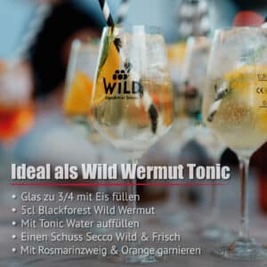 Mehrere Gläser mit Eis, Tonic Water, Zitrusscheiben und Kräutern stehen auf einem Tisch. Der Text über dem Bild erklärt, wie man einen Blackforest Wild Wermut Tonic-Cocktail zubereitet.