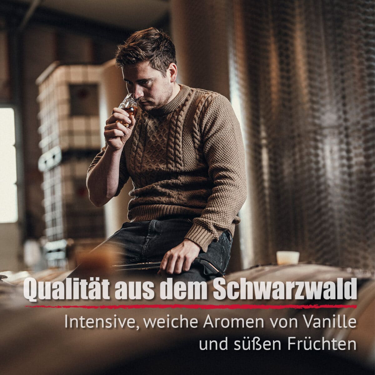 Ein Mann in einem braunen Pullover sitzt in einem Haus und genießt das Aroma des Blackforest Wild Whisky Sherry Cask. Der deutsche Text hebt die Schwarzwälder Qualität mit Noten von Vanille und süßen Früchten hervor.