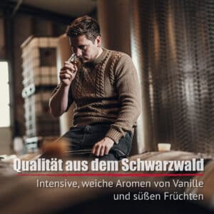 Ein Mann in einem braunen Pullover sitzt in einem Haus und genießt das Aroma des Blackforest Wild Whisky Sherry Cask. Der deutsche Text hebt die Schwarzwälder Qualität mit Noten von Vanille und süßen Früchten hervor.