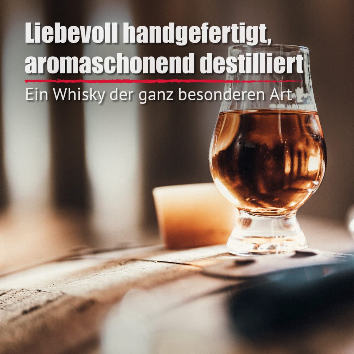 Auf einem Holztisch steht ein Glas Blackforest Wild Whisky Sherry Cask, über dem ein deutscher Text steht, der ihn als handwerklich hergestellt und schonend destilliert beschreibt.