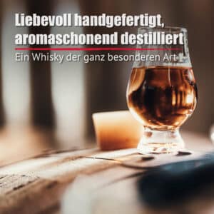 Auf einem Holztisch steht ein Glas Blackforest Wild Whisky Sherry Cask, über dem ein deutscher Text steht, der ihn als handwerklich hergestellt und schonend destilliert beschreibt.