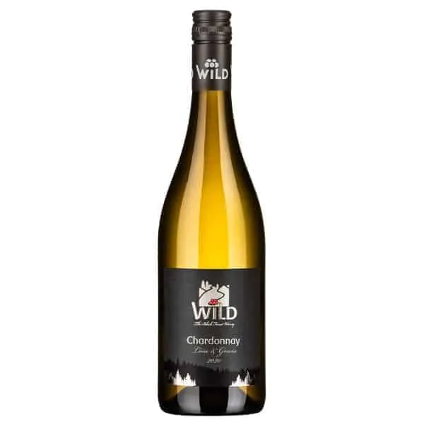 Eine Flasche Wild Olive Winery Chardonnay 2020 mit schwarzem Etikett und Schraubverschluss, die auf der Vorderseite eine Baumsilhouette und das Logo des Weinguts zeigt.
