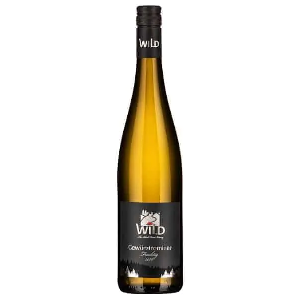 Eine hohe, bernsteinfarbene Weinflasche mit der Aufschrift Wild Gewürztraminer Fruity, einem schwarzen Schraubverschluss und einem schwarzen Etikett mit einem weißen Hirsch und einem roten Herz.