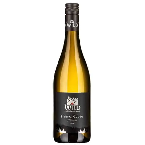 Eine Flasche Wild Heimat Cuvée Weißwein mit schwarzem Etikett und silbernem Schraubverschluss vor weißem Hintergrund.