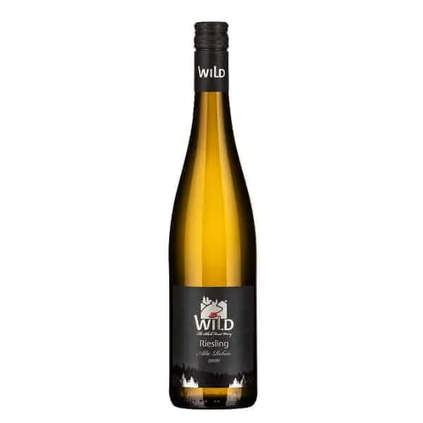 Eine Flasche WiLD Riesling-Wein mit schwarzem Etikett mit Hirsch-Logo und silbernem Text sowie Schraubverschluss.