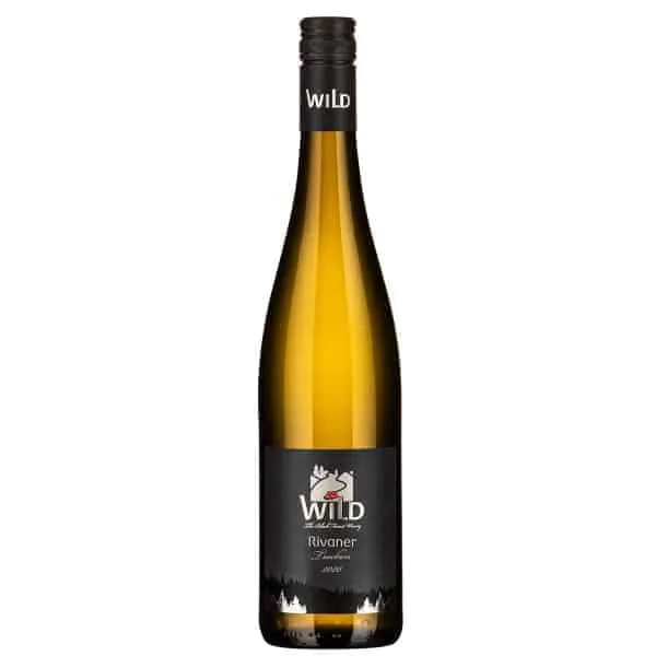 Eine hohe, bernsteinfarbene Weinflasche mit schwarzem Schraubverschluss und schwarzem Etikett mit der Aufschrift WiLD Rivaner Trocken 2018.