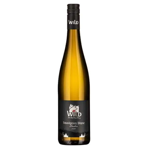 Eine hohe, braune Glasflasche mit dem Wein Wild Sauvignon Blanc Trocken 2020 mit schwarzem Schraubverschluss und schwarzem Etikett mit Elchlogo.
