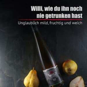 Eine Flasche Williams-Gold-Birnenbrand ruht auf einer dunklen Steinfläche neben zwei reifen Birnen, und ein deutscher Text betont seinen milden, fruchtigen und weichen Charakter.