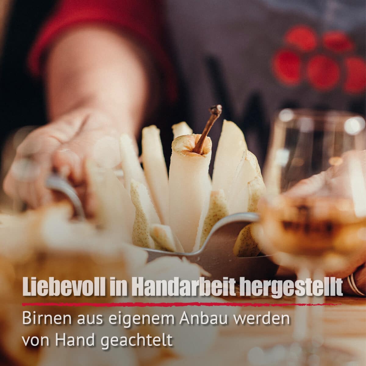 Eine Person arrangiert frische Birnenscheiben auf einem Tablett, mit Gläsern von Williams-Gold im Vordergrund. Das Bild ist mit deutschem Text überlagert.