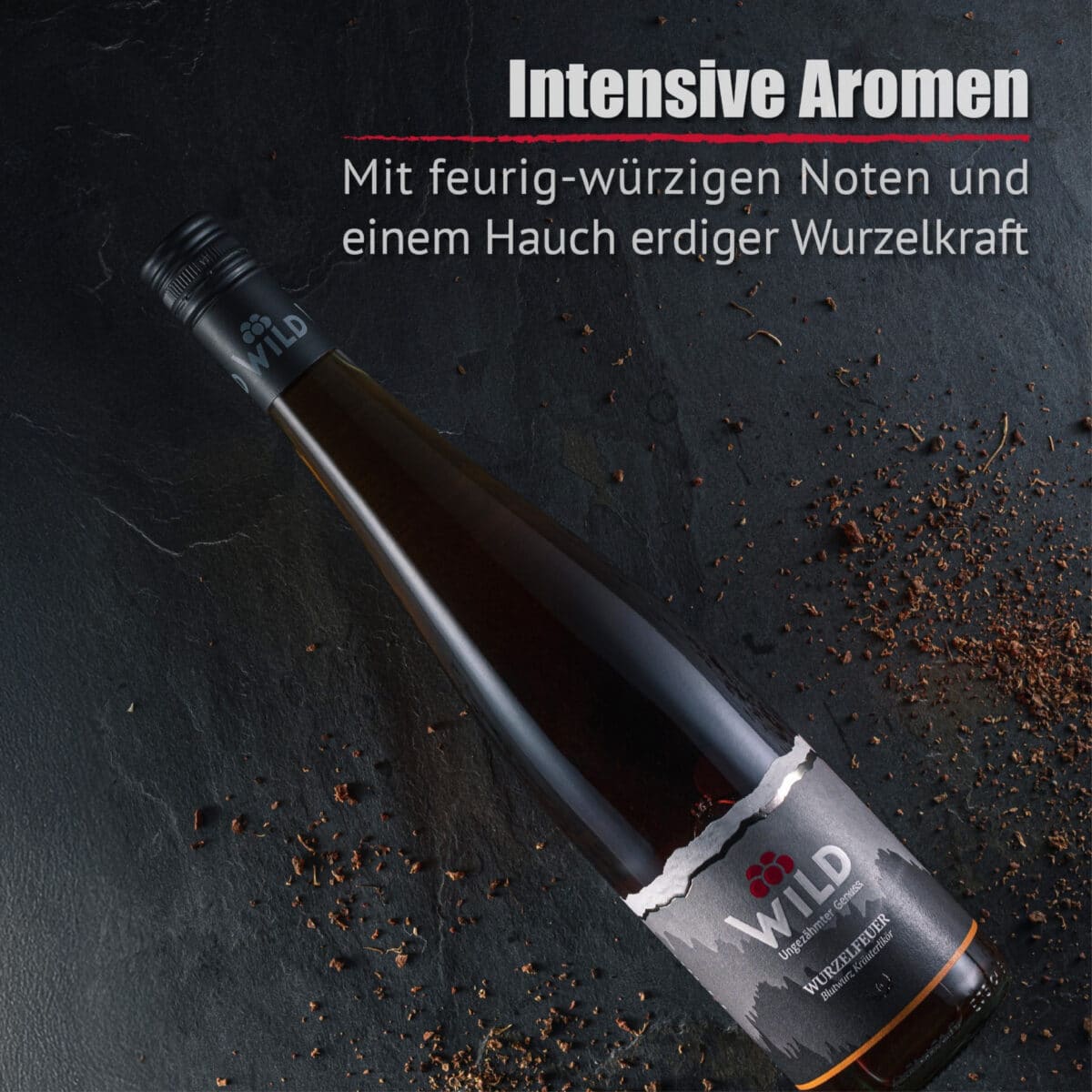 Eine Flasche Wurzelfeuer-Wein ruht auf einer dunklen Fläche zwischen verstreuten Gewürzen, wobei der deutsche Text die intensiven und würzigen Aromen hervorhebt.