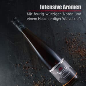 Eine Flasche Wurzelfeuer-Wein ruht auf einer dunklen Fläche zwischen verstreuten Gewürzen, wobei der deutsche Text die intensiven und würzigen Aromen hervorhebt.