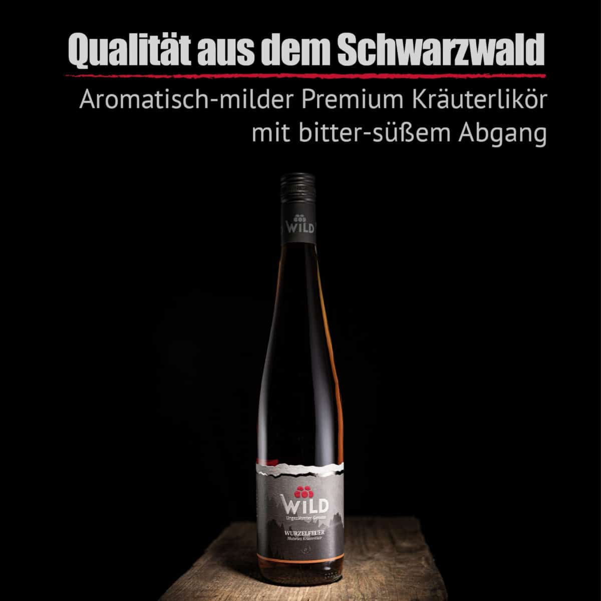 Eine Flasche Wurzelfeuer-Kräuterlikör steht auf einer Holzfläche mit schwarzem Hintergrund. Der deutsche Text darüber beschreibt ihn als einen milden, hochwertigen Kräuterlikör aus dem Schwarzwald.