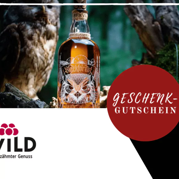 Eine Flasche Staufkoste steht auf einem bemoosten Baumstamm in einem Wald neben einer Eule, auf der Geschenk-Gutschein und WILD Ungezähmter Genuss steht.