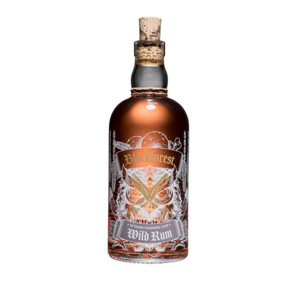 Eine Flasche Bratapfellikör mit Korkenverschluss, verschnörkeltem Gold- und Silberetikett und einer Schmetterlingsdarstellung auf der Vorderseite.