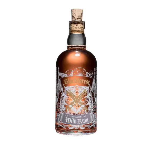 Eine Flasche Bratapfellikör mit Korkenverschluss, verschnörkeltem Gold- und Silberetikett und einer Schmetterlingsdarstellung auf der Vorderseite.
