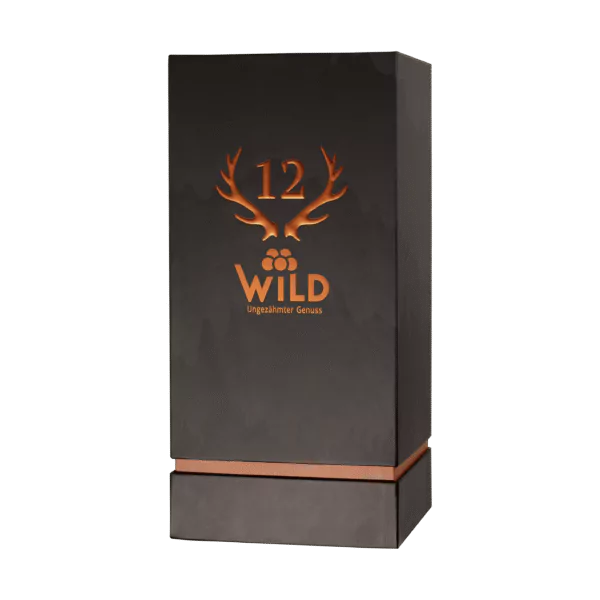 Eine mattschwarze, rechteckige Box mit kupferfarbenen Akzenten, auf deren Vorderseite ein Hirschgeweihlogo, die Zahl 12 und das Wort WILD aufgedruckt sind.