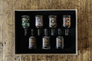 Eine ausgepackte Online Tastingbox mit sieben 5cl Proben.