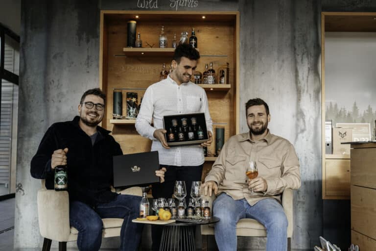Die drei Wild Brüder mit einer ausgepackten Wild Online-Tastingbox. Ideal für unser Online Tasting Event