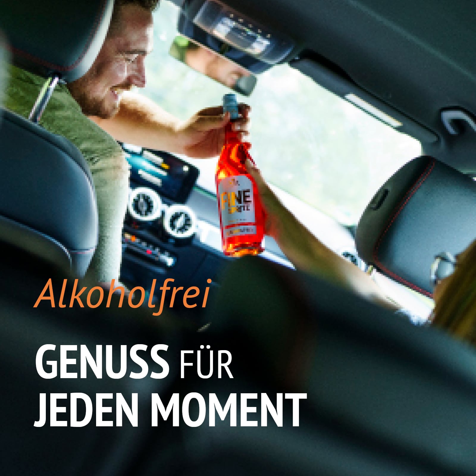 Zwei Personen teilen sich in einem Auto eine Flasche FINE Spritz - Alkoholfrei 0,7l, während der Text "Genuss für jeden Moment" dieses alkoholfreie Getränk als perfekt für jede Gelegenheit hervorhebt.