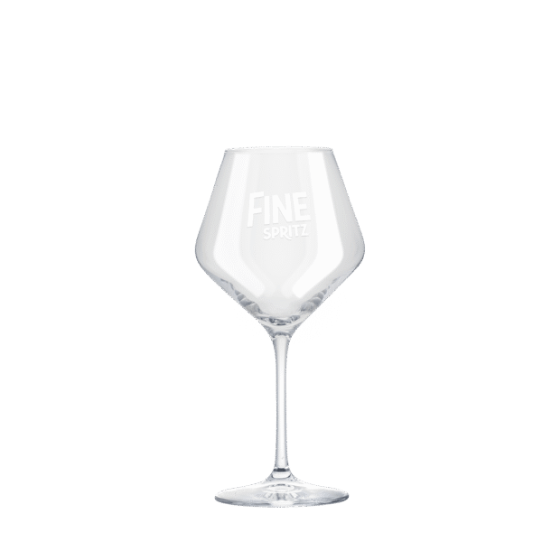 Ein FINE Spritz Glas mit dem Aufdruck "FINE SPRITZ" in weißer Farbe auf der Schale vor einem schlichten Hintergrund.