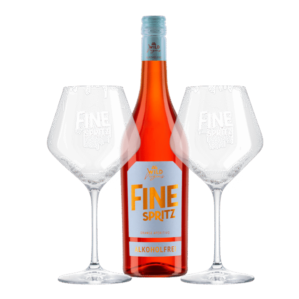 Eine Flasche FINE Bundle mittel steht zwischen zwei leeren Weingläsern der Marke Fine Spritz.
