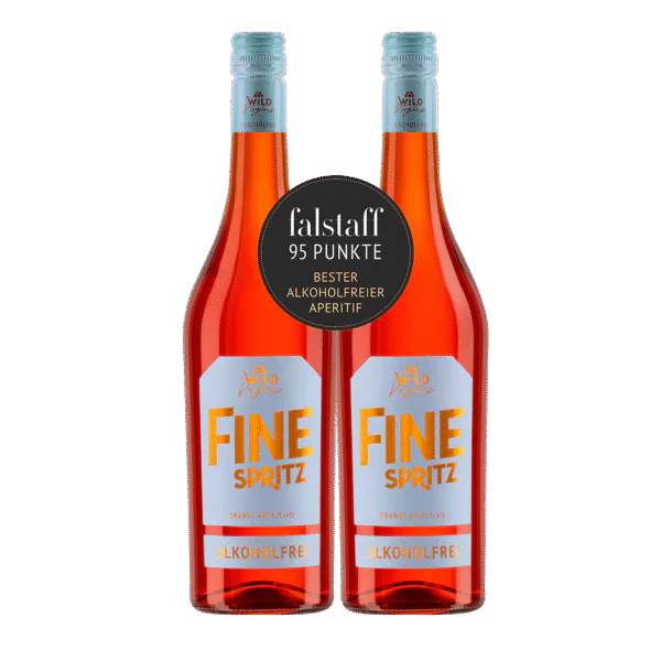 Zwei Flaschen FINE Probierbundle alkoholfreier Orangenaperitif, jeweils mit einem Etikett mit Falstaff 95 Punkte Bester Alkoholfreier Aperitif.