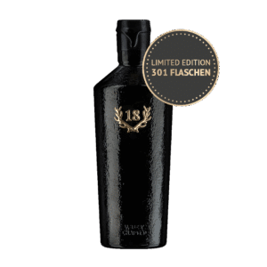 Eine schwarze Flasche 2004 Zibartenbrand im Kastanienholzfass mit "18" in Gold und einem Etikett "Limited Edition 301 Flaschen" in der Nähe des Verschlusses.