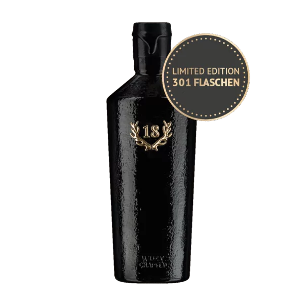 Eine schwarze Flasche 2004 Zibartenbrand im Kastanienholzfass mit "18" in Gold und einem Etikett "Limited Edition 301 Flaschen" in der Nähe des Verschlusses.