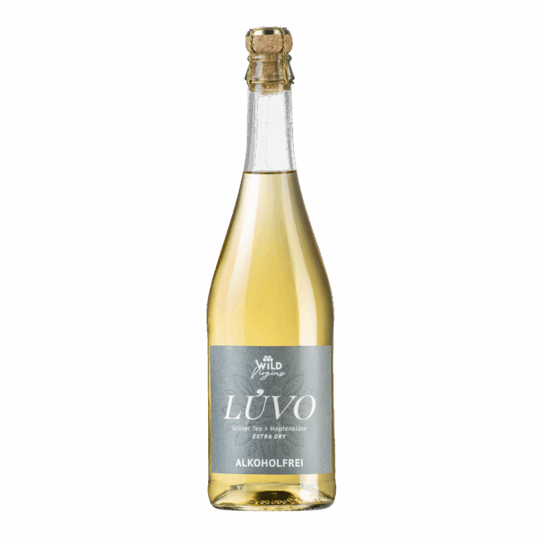 Eine Klarglasflasche LÚVO Grüner Tee x Hopfenblüte - Alkoholfrei mit Korkverschluss und grauem Etikett wird auf einem schlichten Hintergrund präsentiert.