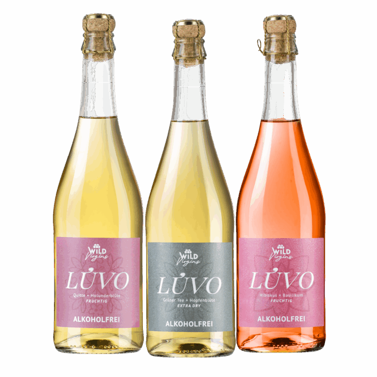 Drei Flaschen des LÚVO Probierbundle alkoholfreier Sprudelgetränke - zwei klare und eine rosafarbene - werden nebeneinander vor einem weißen Hintergrund präsentiert.
