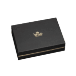 Die Premium Blackforest Wild Spirits Tastingbox ist eine geschlossene, schwarze, rechteckige Geschenkbox mit dem Schriftzug WILD" und einem goldenen Blumenlogo auf dem Deckel vor weißem Hintergrund - ideal, um ein einzigartiges Verkostungserlebnis zu teilen.